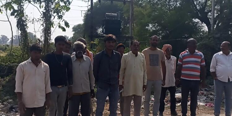 15,20दिनों से गांव में छाया अंधेरा ग्रामवासियों मैं आक्रोश,,,