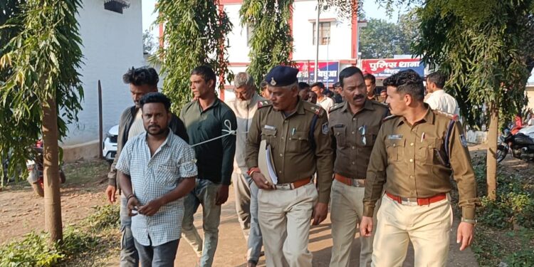 *बिग ब्रेकिंग* *छिंदवाड़ा जिले के बिछुआ थाना क्षेत्र जहाँ पुलिस ने गुलसी के जंगल में जमे एक बड़े जुआ फड़ पर छापा मारा।*
