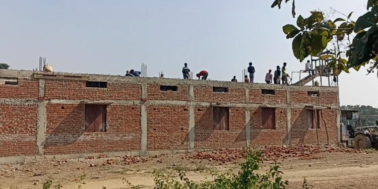 अधिकारियों की मिलीभगत से भ्रष्टाचार की भेंट चल रहे ,नवीन पंचायत भवन,,
