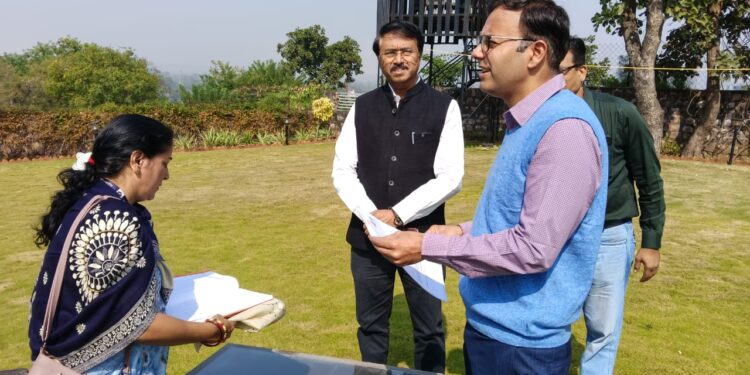 कलेक्टर श्री तिवारी के निवास पर पहुंचे बीएलओ, दिया गणना प्रपत्र कलेक्टर ने स्वयं भरा प्रपत्र, एप में दर्ज की गई जानकारी