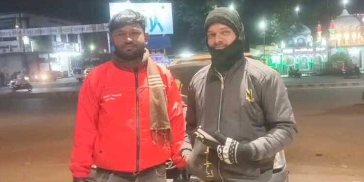 *छिंदवाड़ा के मूक-बधिर भाई बने मिसाल — टेक्नोलॉजी की मदद से कर रहे 30-40 हजार की कमाई!** **कमजोरी नहीं, हौसला मायने रखता है…**