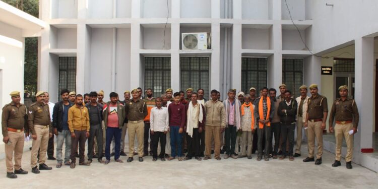 पुलिस अधीक्षक कन्नौज विनोद कुमार के द्वारा वांछित/वारंटी अभियुक्तों की गिरफ्तारी अभियान के अन्तर्गत जनपद कन्नौज पुलिस द्वारा 24 घण्टे के अन्दर 27 वारंटी अभियुक्तों को किया गया गिरफ्तार ।*