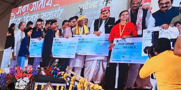 *”खुशियों की दास्तां”* *छिंदवाड़ा के युवा जनजातीय गौरव राज्य स्तरीय कार्यक्रम में सम्मानित* *”मेधावी पुरस्कार योजना” में चयनित अनुसूचित जनजाति वर्ग की 2* *छात्राओं का प्रदेश के राज्यपाल और मुख्यमंत्री के हस्ते हुआ सम्मान*