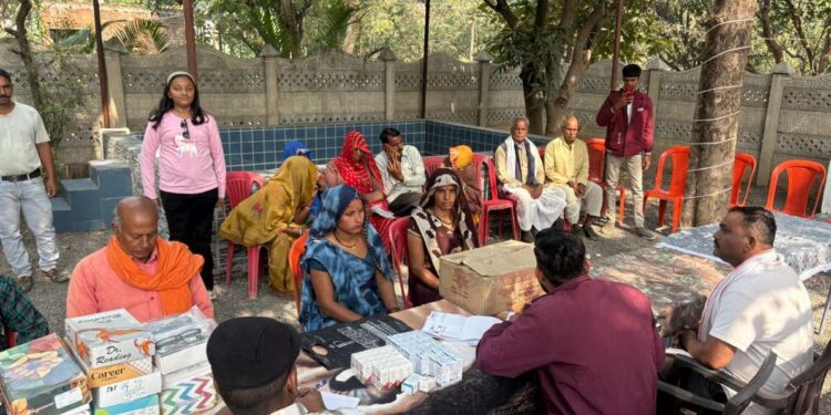 निःशुल्क स्वास्थ शिविर में सैकड़ो मरीजों ने कराई जांच नेत्र, ब्लड प्रेशर व शुगर के मरीज बड़ी संख्या में पहुँचे