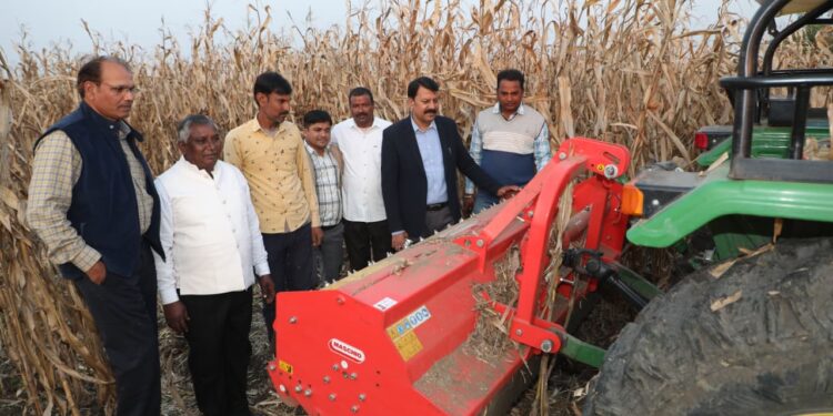 *ग्राम हथिनी में किया गया उन्नत कृषि यंत्र मल्चर का प्रदर्शन*   *नरवाई प्रबंधन के लिए मल्चर अत्यंत उपयोगी कृषि यंत्र है- उप संचालक कृषि श्री सिंह*