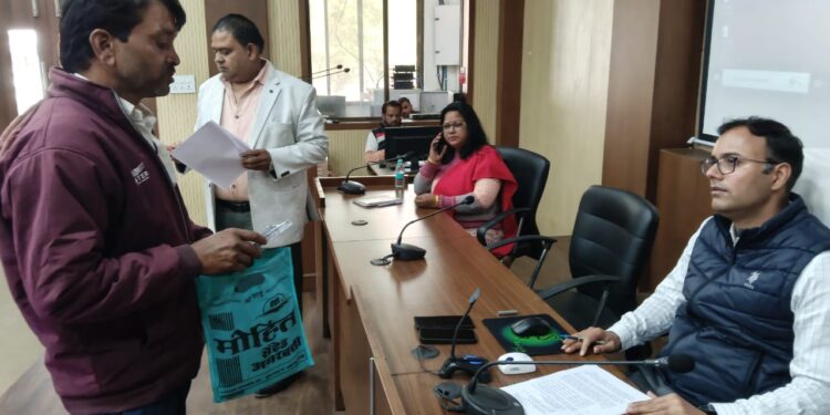 कटनी में कलेक्टर तिवारी की जनसुनवाई जारी—44 शिकायतों का तुरंत निराकरणजनसुनवाई में कलेक्टर तिवारी सक्रिय—अधिकारियों को दिए तेज कार्रवाई के निर्देश