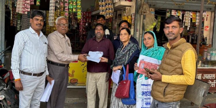 *नगर परिषद सीएमओ एवं अध्यक्ष श्री अग्रवाल ने गणना पत्रक वितरण किए*  “कालापीपल के मतदान केंद्र 90-91-92 में एसआईआर कार्य प्रगति पर”