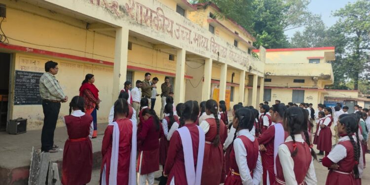 “मुस्कान विशेष अभियान” के तहत निषाद स्कूल खिरहनी फाटक में विद्यार्थियों को सुरक्षा का पाठ — कोतवाली पुलिस की जन-जागरूकता पहल