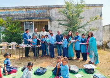 समाज सेवी नेहा सिंगोतिया और सोनल निषाद ने बच्चों को गर्म कपड़े का वितरण किया