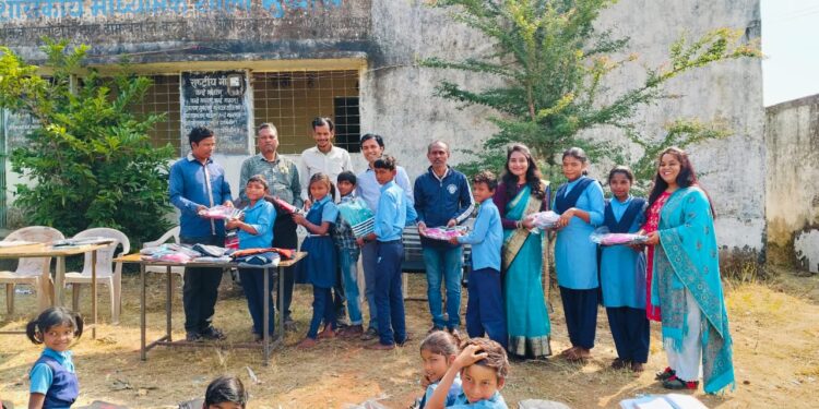 समाज सेवी नेहा सिंगोतिया और सोनल निषाद ने बच्चों को गर्म कपड़े का वितरण किया