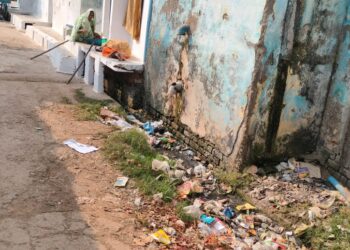 ग्राम पंचायत उमरियापान में गंदगी और पाइपलाइन की समस्या, जिम्मेदार नहीं दे रहे ध्यान, चारों तरफ दिख रहा कचरा ही कचरा