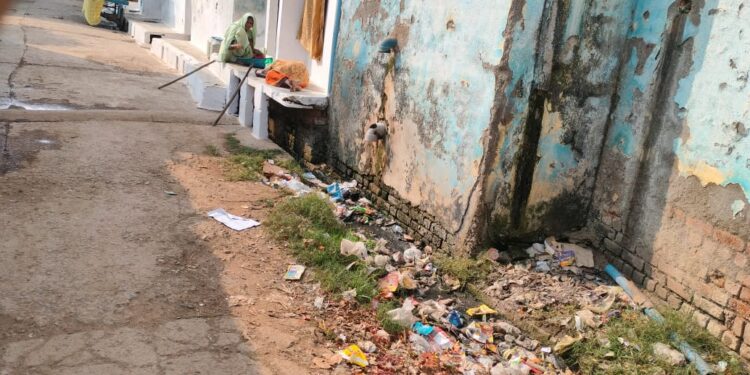 ग्राम पंचायत उमरियापान में गंदगी और पाइपलाइन की समस्या, जिम्मेदार नहीं दे रहे ध्यान, चारों तरफ दिख रहा कचरा ही कचरा