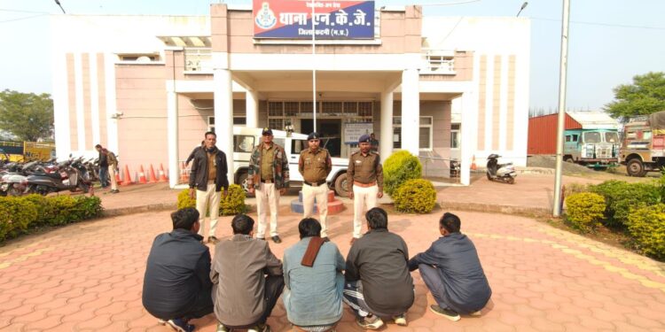 एन.के.जे. पुलिस की बड़ी कार्रवाई: जनसुविधा केंद्र में चल रहा अवैध जुआ रातों-रात ध्वस्त, पांच गिरफ्तार