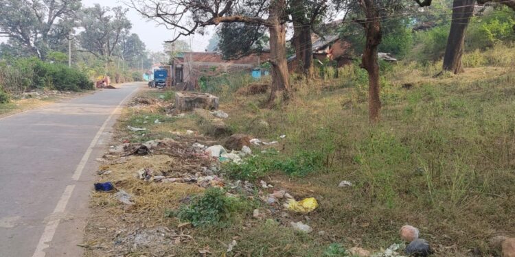 ग्राम पंचायत टोला में खुलेआम नरवाई जलाने का सिलसिला जारी, प्रशासन के सख्त निर्देशों के बावजूद नहीं हो रही कार्रवाई