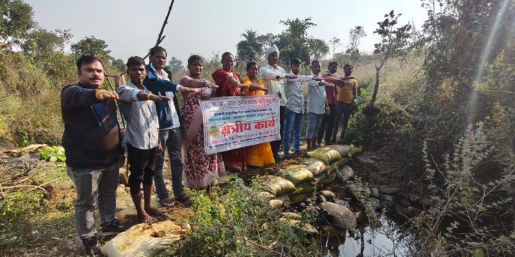 *जल संरक्षण के अंतर्गत ग्राम बम्हनीमाल के समीप जन सहयोग से बनाया गया बोरी बांध*