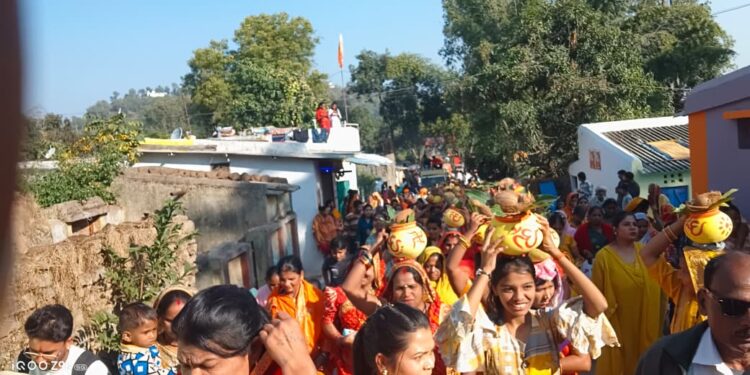 *कलश यात्रा के साथ प्रारंभ हुआ रामाचार्य* *महायज्ञ एवं राम कथा…*  *राम कथा वाचन करेंगी…. पूज्य देवी सौम्या जी*