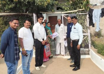 नगर परिषद सीएमओ बद्रीलाल पुरविया अपने टीम के साथ डोर टू डोर फील्ड में जाकर फॉर्म कलेक्ट कर रहे…!