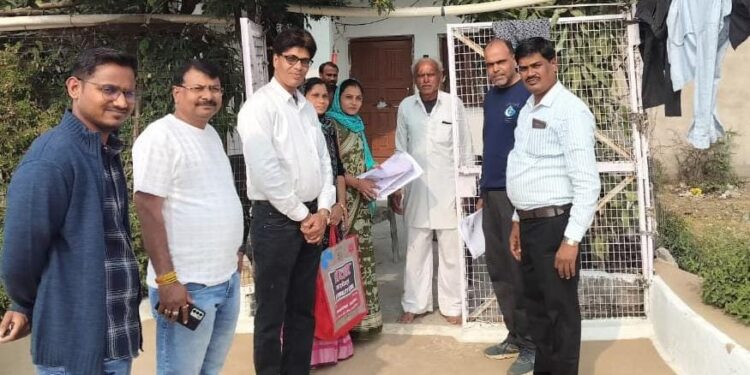 नगर परिषद सीएमओ बद्रीलाल पुरविया अपने टीम के साथ डोर टू डोर फील्ड में जाकर फॉर्म कलेक्ट कर रहे…!