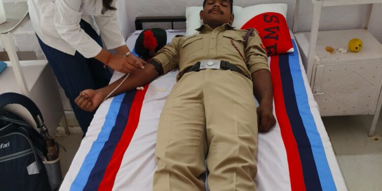 *एनसीसी दिवस के अवसर पर 24 एमपी बटालियन एनसीसी कैडेट्स द्वारा किया गया 38 यूनिट रक्तदान* *140 एनसीसी कैडेट्स ने लिया रक्तदान महादान रैली में भाग ताकि अधिक से अधिक जागरूक नागरिक कर सकें रक्तदान*
