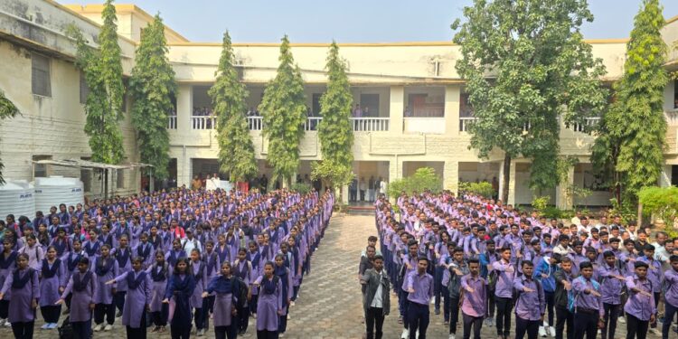 *पीजी कॉलेज छिंदवाड़ा में वन्दे मातरम् गायन कर स्वदेशी अपनाने की दिलाई गई शपथ*