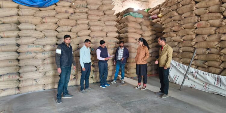 धान के अवैध भंडारण पर प्रशासन का शिकंजा, 4 वेयरहाउसों में छापा, 8,670 क्विंटल धान जब्त समर्थन मूल्य से पहले धान माफिया पर बड़ी कार्रवाई, कटनी में 21,675 बोरियों का खुलासा