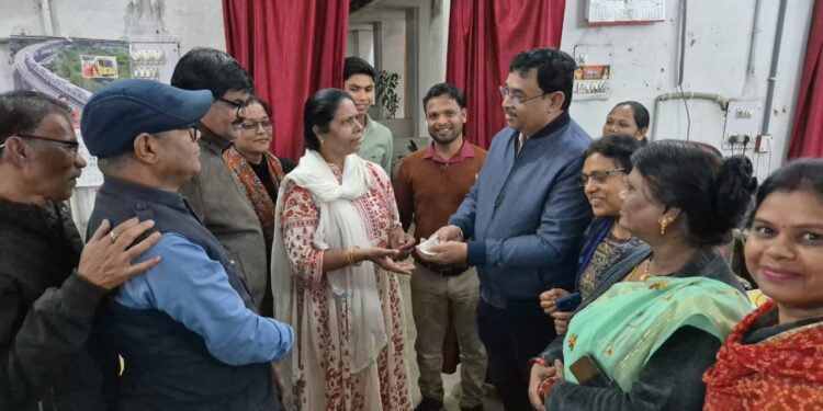 *शासकीय सेवकों के सामाजिक दायित्व एवं मानवता के प्रति समर्पण का प्रेरक उदाहरण प्रस्तुत करते हुए कलेक्टर कार्यालय छिंदवाड़ा (राजस्व विभाग) की *सेवानिवृत्त शासकीय सेवक श्रीमती सीमा भारती जी*