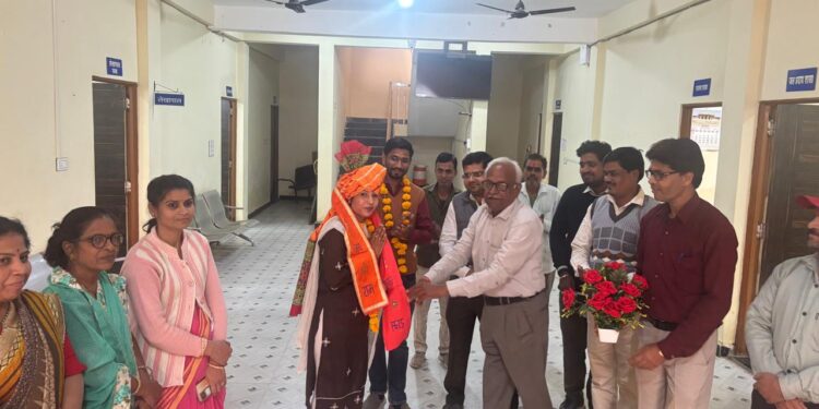 नगरीय क्षेत्र के बीएलओ भाग 97 आरती माहेश्वरी एवं सहायकों का किया”तहसीलदार संदीप श्रीवास्तव ने किया सम्मानित”