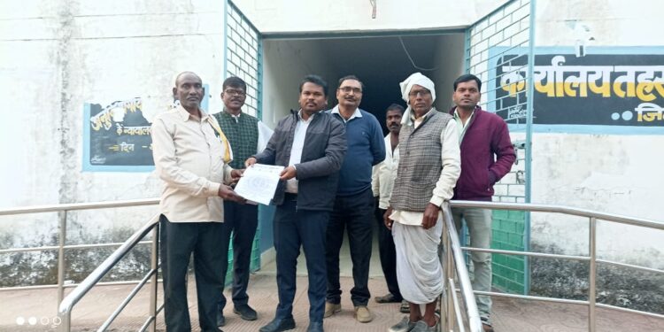 धान खरीदी केन्द्र ग्राम पंचायत डांग में यथावत किये जाने को लेकर किसानों ने सोपा ज्ञापन,,,