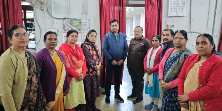 *शासकीय सेवक वेलफेयर सोसाइटी छिंदवाड़ा द्वारा की गई सहराहनीय पहल*  *शासकीय स्कूली बच्चों को गर्म कपड़े उपलब्ध कराने के लिये सदस्यों द्वारा प्रदान की गई सहयोग राशि*