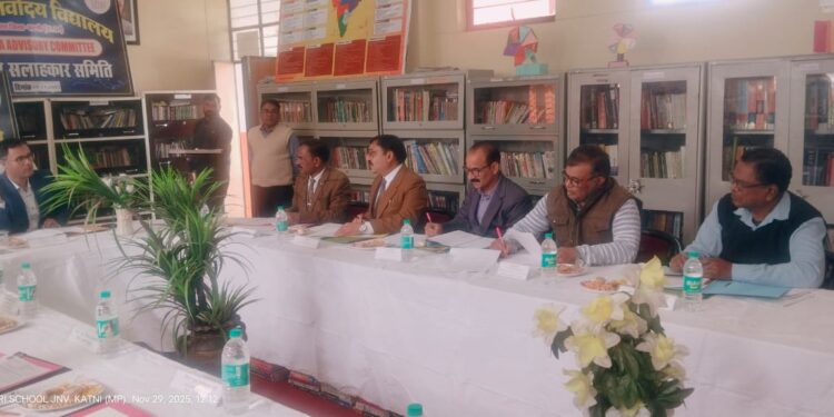 *कलेक्टर श्री तिवारी ने किया जवाहर नवोदय विद्यालय बड़वारा का निरीक्षण*  *छात्रों के नियमित मेडिकल जांच करवाने* *और मच्छर एवं अन्य कीड़ों से बचाव हेतु स्कूल परिसर में* *दवा छिड़काव के दिए निर्देश*