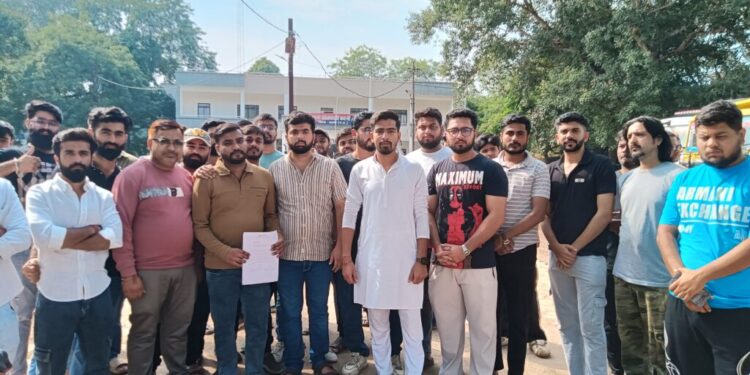 धर्म और देवता के प्रति आपत्तिजनक टिप्पणी करने वाले के खिलाफ एफआईआर की मांग VIDEO