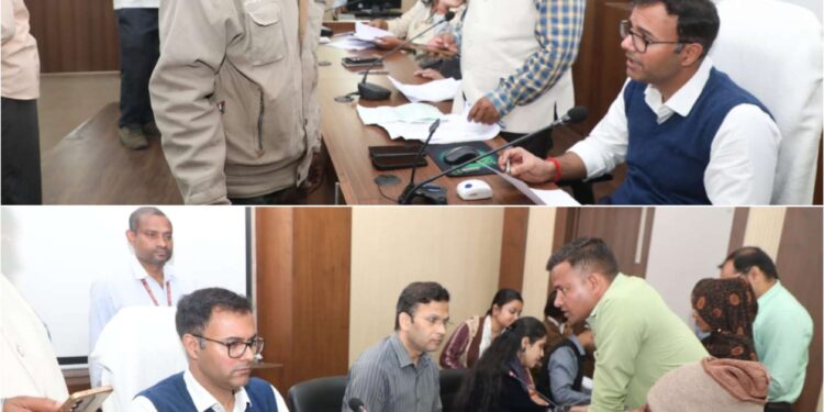 *कलेक्टर श्री तिवारी जनसुनवाई में सुन रहे समस्याएं* *अधिकारियों को दे रहे निराकरण के निर्देश*