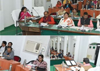 🚩 नगर निगम कटनी की परिषद बैठक में उठे अहम मुद्दे — ‘एक राष्ट्र, एक चुनाव’ के समर्थन में पारित हुआ प्रस्ताव 💠 दद्दा धाम महोत्सव में सहभागिता के चलते पार्षदों की मांग पर बैठक स्थगित, अगली बैठक में शेष प्रस्तावों पर होगी चर्चा