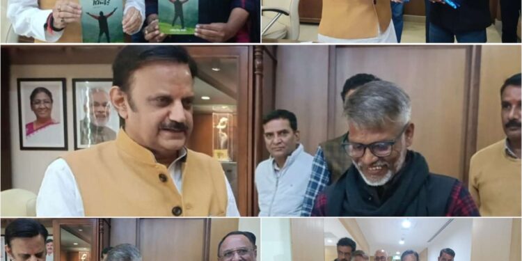 *पत्रकार की कलम से कविता तक “एक फ़ितूर” का विमोचन* *“सत्य की स्याही से लिखा काव्य एक फ़ितूर” “जब पत्रकार की कलम ने कविता की साँस ली”*