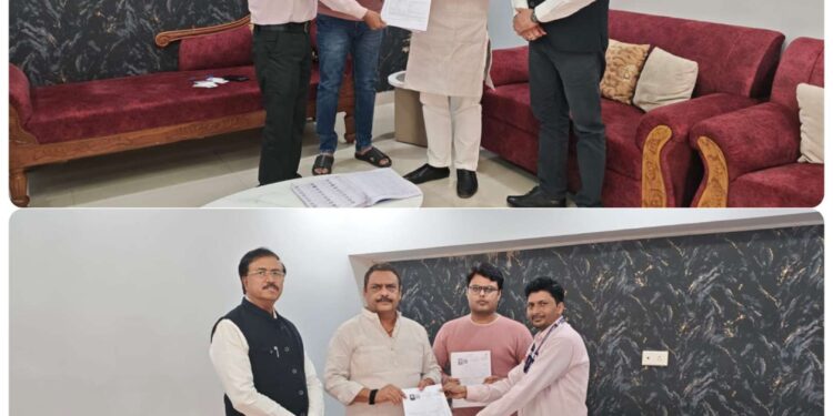 मुड़वारा विधायक श्री जायसवाल के घर जाकर बीएलओ ने दिया गणना पत्रक
