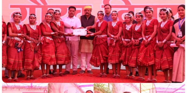 जिले में हर्षोल्लास और धूमधाम से मनाया गया जनजातीय गौरव दिवस भगवान बिरसा मुंडा ने मातृभूमि के गौरव और सम्मान की रक्षा के लिये अपना सर्वस्व बलिदान दिया जनजातीय गौरव दिवस का जिला स्तरीय कार्यक्रम ढीमरखेड़ा में हुआ आयोजित प्रधानमंत्री श्री नरेन्द्र मोदी के संबोधन के सीधे प्रसारण को लोगों ने देखा और सुना