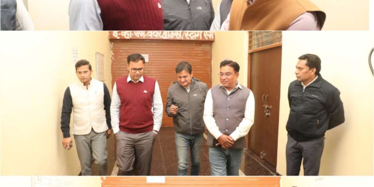 कलेक्टर श्री तिवारी ने किया ईवीएम स्ट्रांग रूम का निरीक्षण