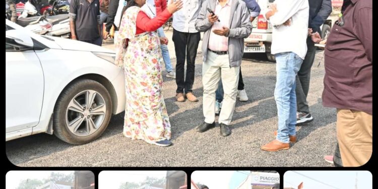*कटायेघाट मोड़ से बरगवां बरगवा तक चल रहे निर्माण कार्यों का महापौर श्रीमती सूरी ने किया औचक निरीक्षण* *नागरिकों की आवागमन सुविधा सहित सुरक्षा संसाधनों की उपलब्धता में कार्य करने के दिए निर्देश*