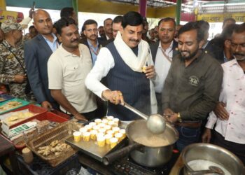 मुख्यमंत्री डॉ. यादव ने पंडित दीनदयाल उपाध्याय बस स्टैंड पर रिक्शा संचालकों और बस यात्रियों से की चर्चा