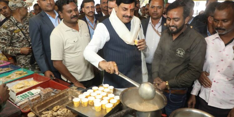 मुख्यमंत्री डॉ. यादव ने पंडित दीनदयाल उपाध्याय बस स्टैंड पर रिक्शा संचालकों और बस यात्रियों से की चर्चा