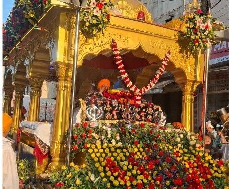 गुरुनानक देव जी के 556वें प्रकाश पर्व पर निकली भव्य शोभायात्रा कटनी में श्रद्धा, सेवा और भाईचारे का अनूठा संगम