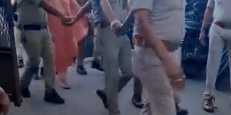 VIDEO *छिंदवाड़ा ज़हरीला कफ सिरप कांड: SIT ने ‘अपना मेडिकल’ संचालिका ज्योति सोनी को किया गिरफ्तार, 3 दिन की पुलिस रिमांड*