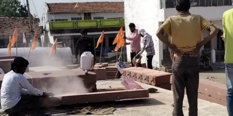 *ग्राम खमरा में प्राचीन शिवमंदिर का निर्माण कार्य राजस्थान के कुशल कारीगर के द्वारा शुरू किया गया*
