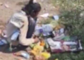 तस्वीर सिर्फ एक मासूम की भूख नहीं, बल्कि मध्यप्रदेश की हकीकत का आइना है जहाँ “विकास” के दावे आसमान छू रहे हैं, लेकिन ज़मीन पर हकीकत कचरे में रोटी तलाशती बच्ची की भूख बनकर चीख रही है।