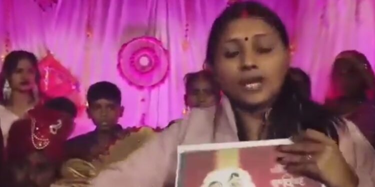 जयमाला पड़ने ही वाला था कि दूसरी वाली आ गयी ढोल नगाड़े सब बन्द हो गए, बाराती,घराती सब सन्न हो गए। देखे वायरल  VIDEO