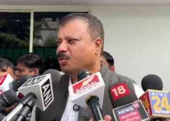 IAS अधिकारी या किसी भी व्यक्ति द्वारा किसी भी वर्ग पर टीका-टिप्पणी करना उचित नहीं है।  हमारा देश धर्मनिरपेक्ष है, इसलिए हमें सबको साथ लेकर चलना चाहिए।