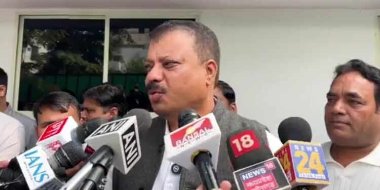 IAS अधिकारी या किसी भी व्यक्ति द्वारा किसी भी वर्ग पर टीका-टिप्पणी करना उचित नहीं है।  हमारा देश धर्मनिरपेक्ष है, इसलिए हमें सबको साथ लेकर चलना चाहिए।