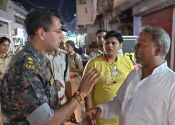हेलमेट अनिवार्यता पर पूर्व विधायक और एसपी के बीच नोकझोंक, 2300 रुपये का कटा चालान