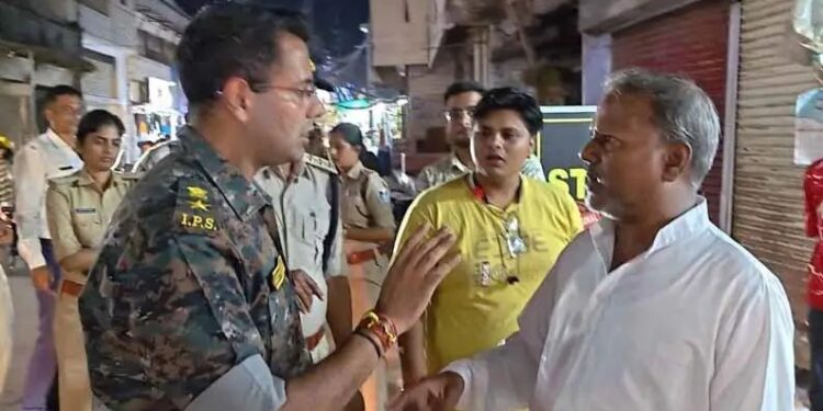 हेलमेट अनिवार्यता पर पूर्व विधायक और एसपी के बीच नोकझोंक, 2300 रुपये का कटा चालान