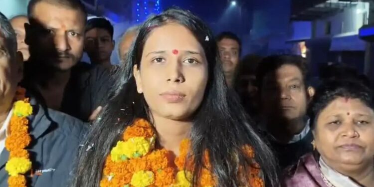 MPPSC 2023 में चमकी बिरसिंहपुर की बेटी: नारियल की दुकान चलाने वाले पिता की प्रिया अग्रवाल बनीं डिप्टी कलेक्टर, प्रदेश में छठवीं और महिलाओं में पहली रैंक